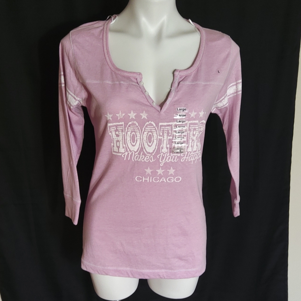 NWT Hooters chicago tshirt